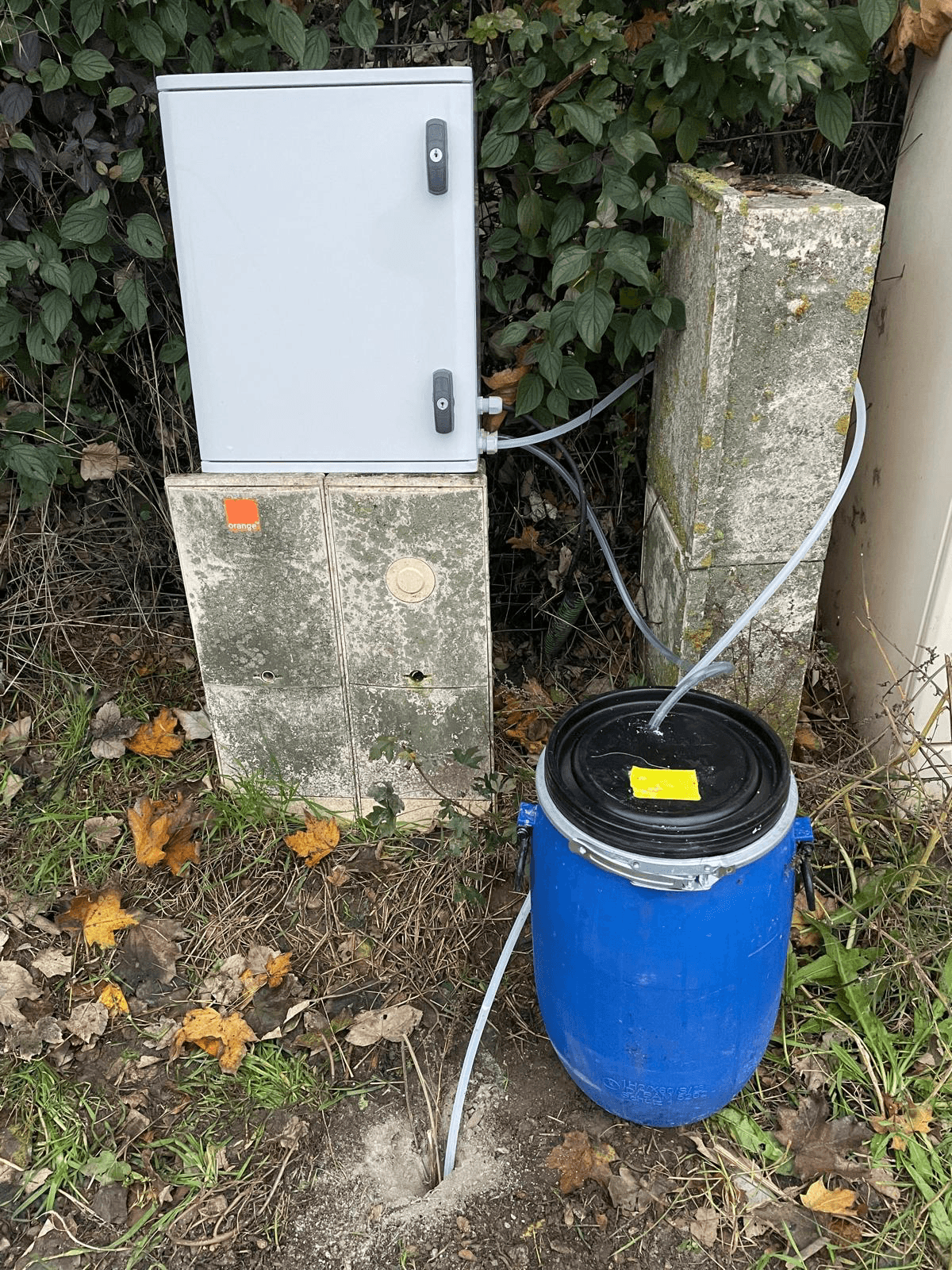 Installation terrain avec armoire de dosage Enviro-Chem Cx et bidon de produit