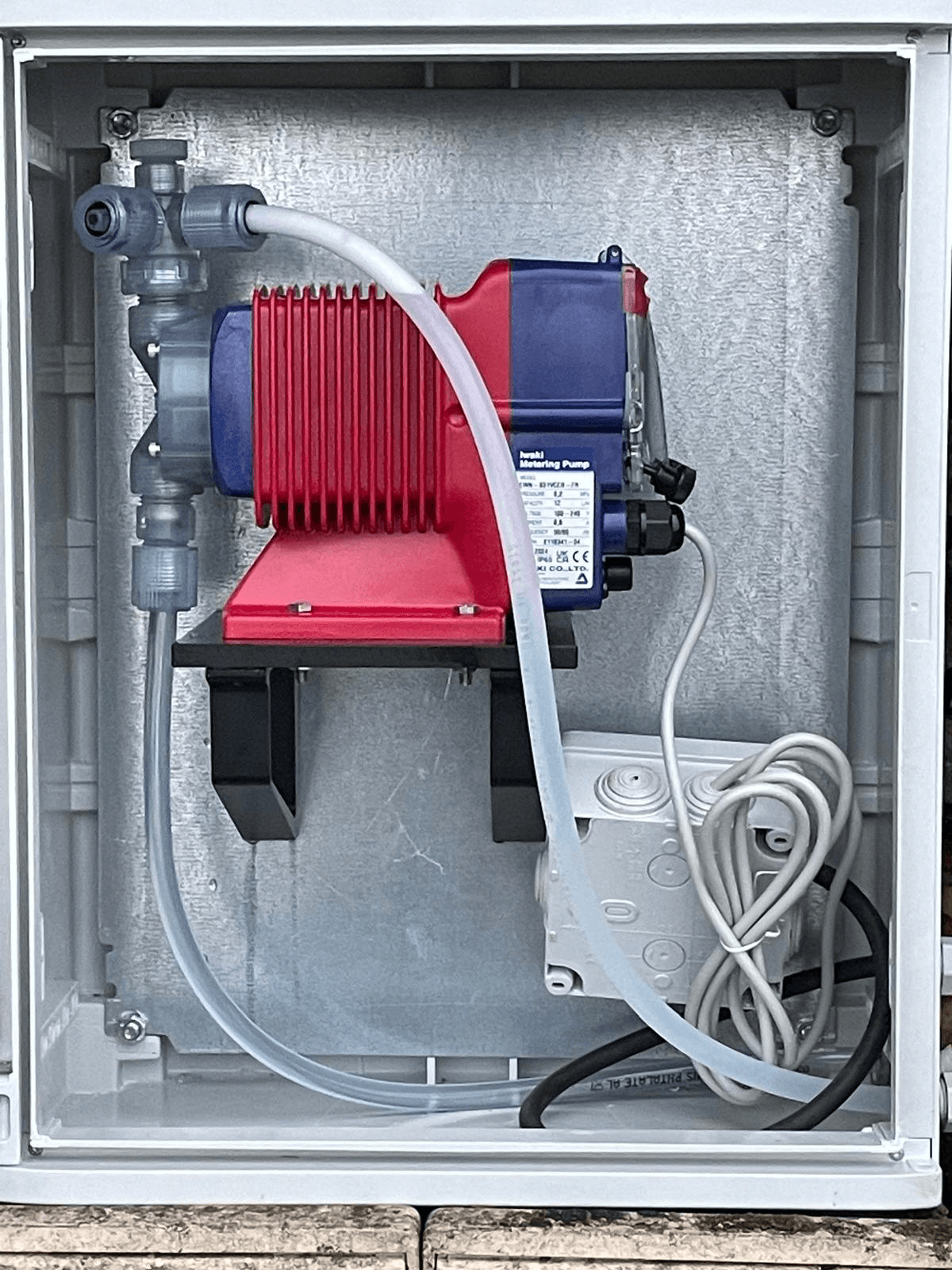 Intérieur d'armoire de dosage avec pompe doseuse pour Enviro-Chem Cx