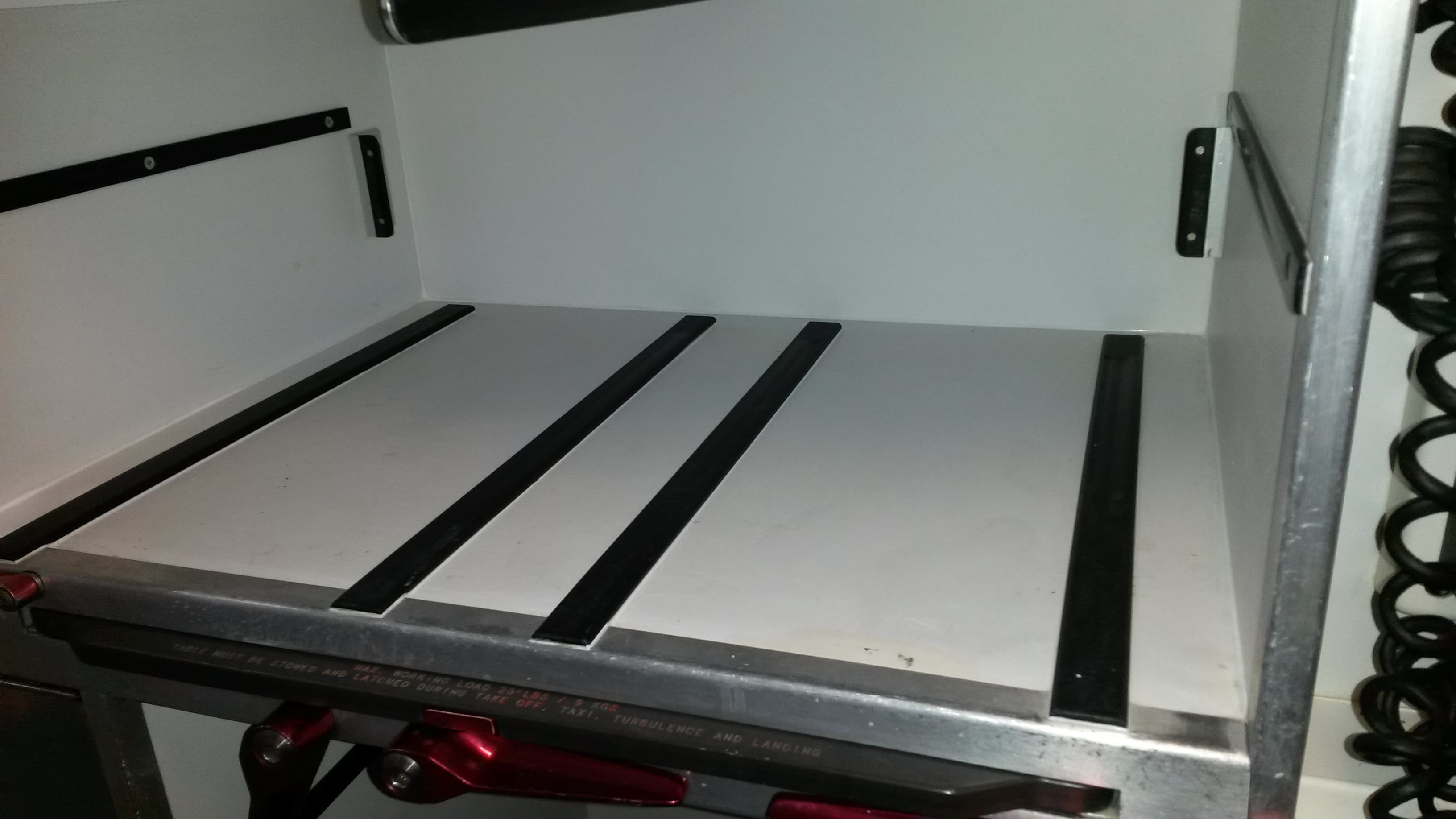 Nettoyage compartiment cargo avion avec Oilgon AV